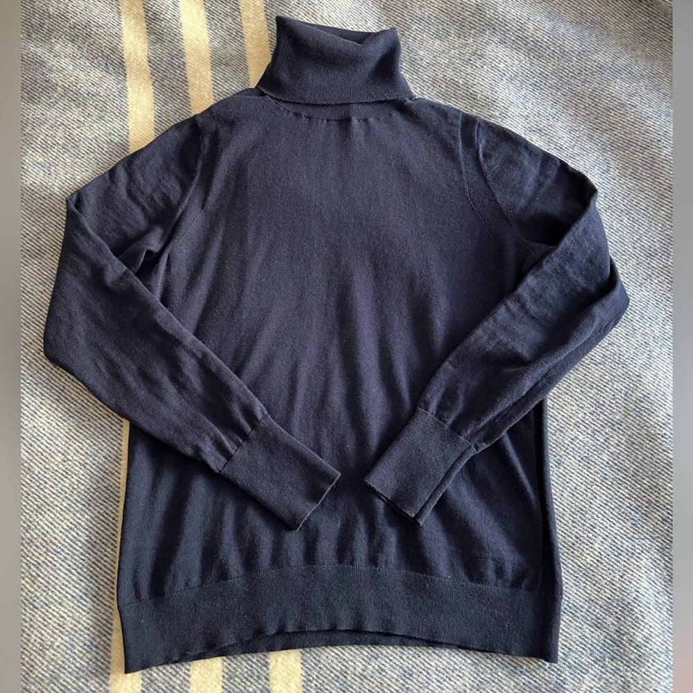Banana Republic Women’s cotton and cashmere turtleneck sweater, navy, medium